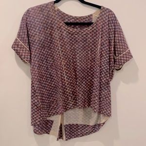 Sweater print top / tshirt with scoop neck.